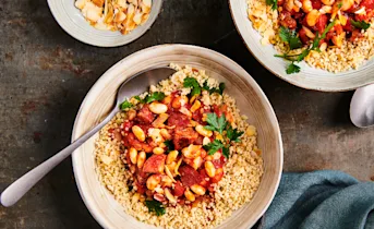Voorgestoomde bulgur met wittebonen in tomatensaus, chorizo en amandel