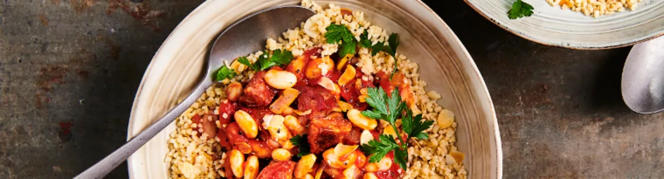 Voorgestoomde bulgur met wittebonen in tomatensaus, chorizo en amandel