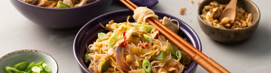 Kruidige Thaise noedels met pinda’s