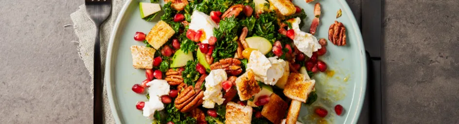 Boerenkoolsalade met geitenkaas en spekjes