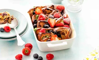 Wentelteefjesschotel van krentenbrood met fruit en kwark