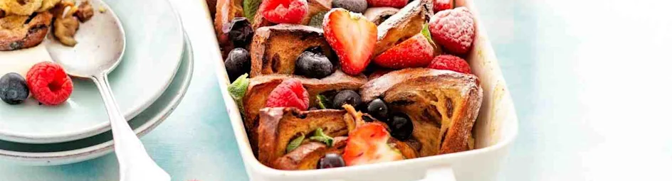 Wentelteefjesschotel van krentenbrood met fruit en kwark