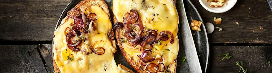 Melted sandwich met Old Amsterdam Belegen, gekaramelliseerde ui, walnoten en tijm