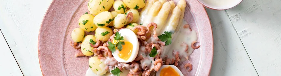Asperges met peterselie-krieltjes en aspergesaus met Hollandse garnalen