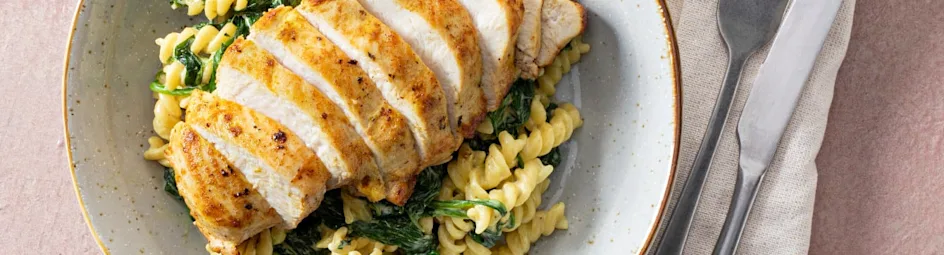 Romige pasta met gebakken kipfilet en spinazie