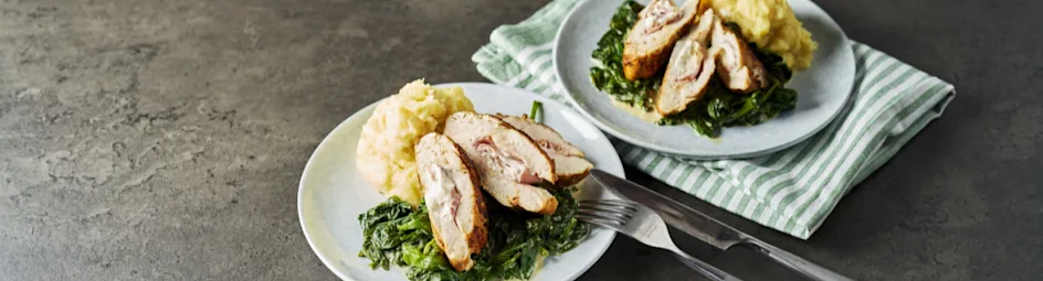 Zelfgemaakte cordon bleu met aardappelpuree en gesmoorde spinazie