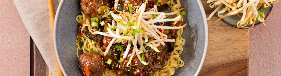 Gekruide gehaktballetjes met wokgroente en noedels