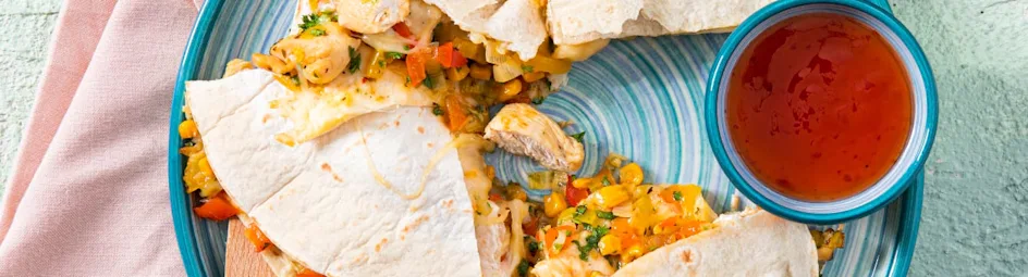 Quesadilla met kip, paprika en maïs