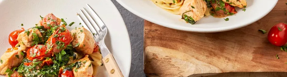 Romige pasta van zalm, spinazie en tomaatjes