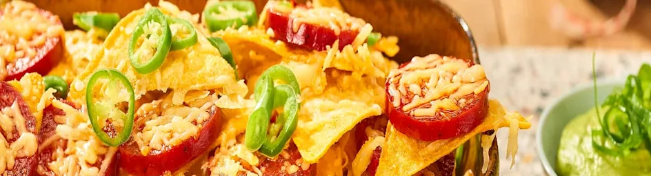Nachos met chorizo, met cheddar kaas en guacamole
