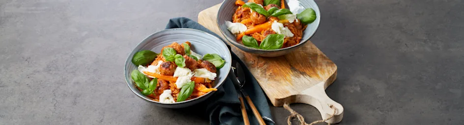 Stoofpotje van orzo pasta met tomaat, gehaktballetjes en mozzarella
