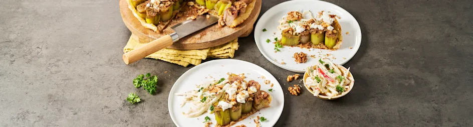 Plaattaart van prei met walnoten en een salade van witlof