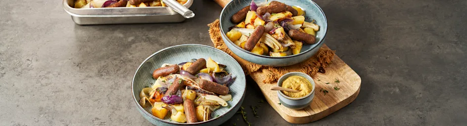 Traybake van witlof, rode ui en aardappel met “braadworstjes”
