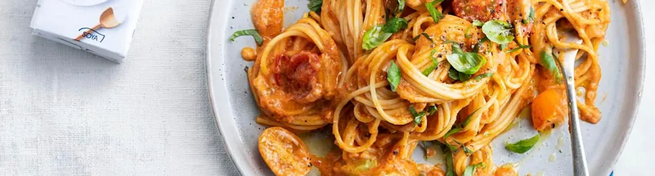 Spaghetti in een romige tomaat-paprikasaus