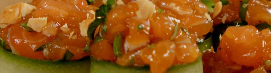 Komkommerrolletjes met Aziatische zalmtartaar