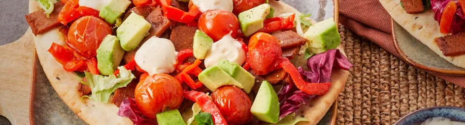 Flatbread met karma kebab en gepofte groente met knoflooksaus