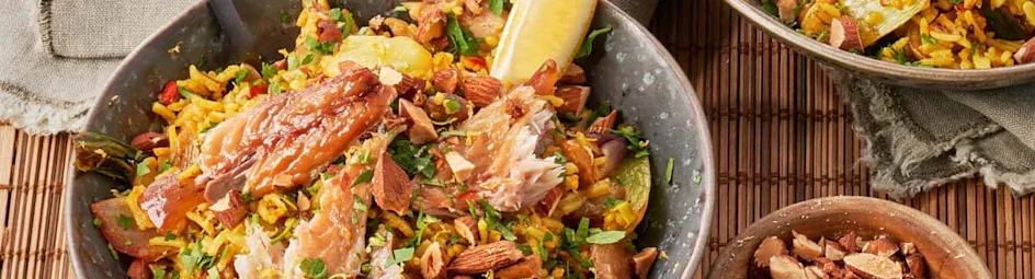 Aziatische roerbakschotel met volkoren basmatirijst, gerookte makreel en amandelen