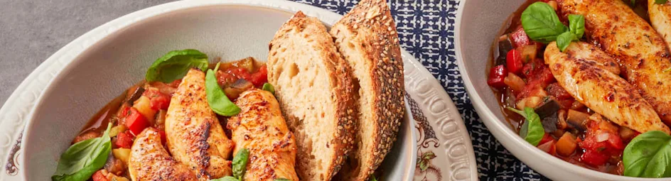 Ratatouille met gemarineerde kiphaasjes en meergranen baguette
