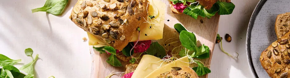 Pompoenpit broodjes met Maaslander, bietenhumus en veldsla