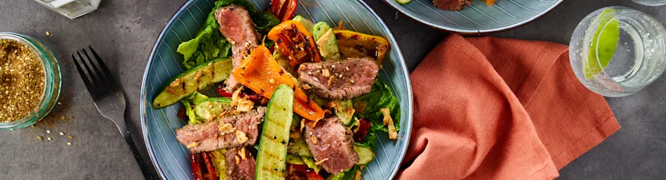 Tataki van kogelbiefstuk met gegrilde snackkomkommers