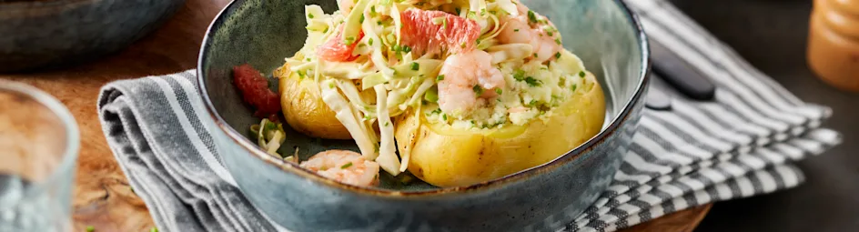 Gevulde aardappel met een salade van spitskool, garnalen en grapefruit