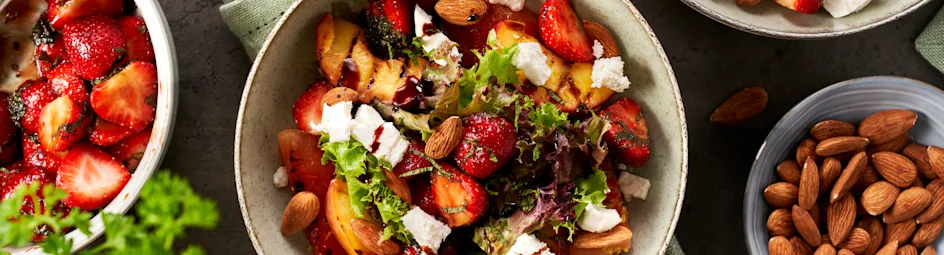 Salade van gegrilde watermeloen en perzik met aardbeien