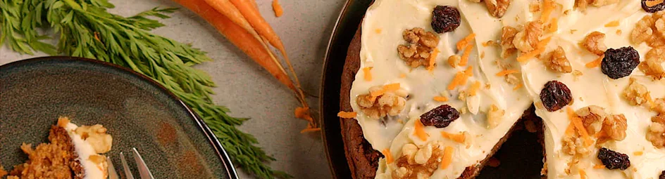 Carrot cake met frosting en walnoten