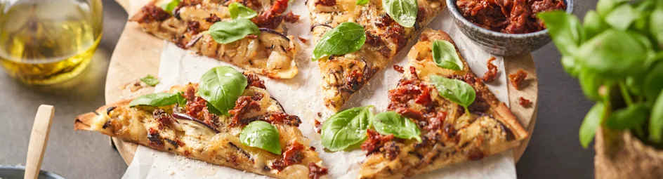 Flammkuchen met gegrilde aubergine, zongedroogde tomaat en Parmezaanse kaas
