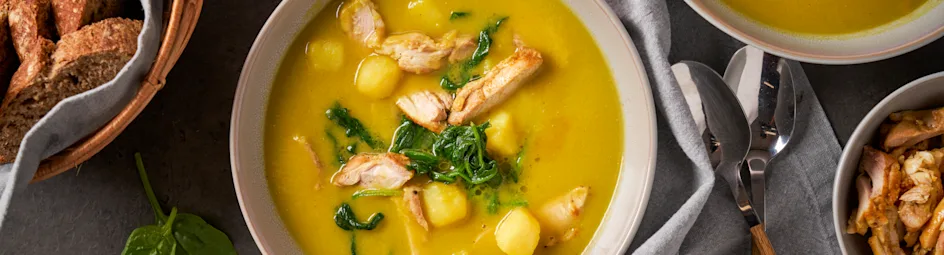 Maaltijdsoep met prei, kipdijfilet, bladspinazie en minikrieltjes