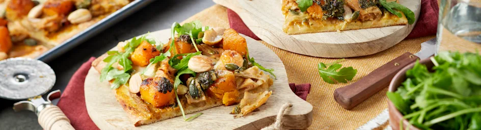 Pizza met vegetarische kip, geroosterde pompoenblokjes en mozzarella