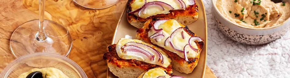 Ciabatta met tapasbrie, rode ui en tomatentapenade uit de oven