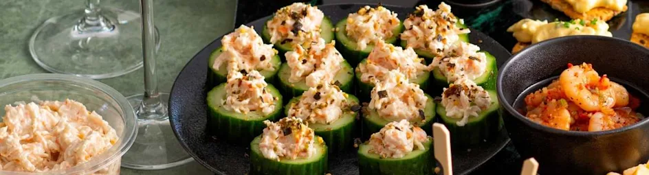 Komkommerhapjes met krab-surimisalade en sesamzaad