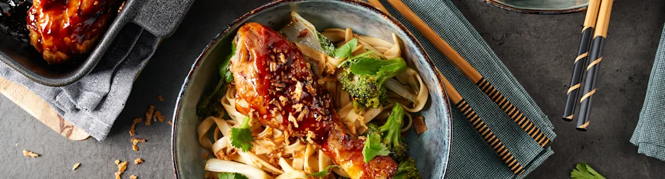 Sticky chicken met paksoi en noedels