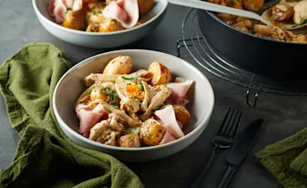 Romige schotel van krieltjes, geroosterde witlof, eieren en Yorkham