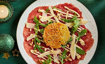 Carpaccio met truffeldressing en een kaaskoekje