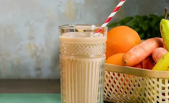 Smoothie van peer, kokos en kaneel