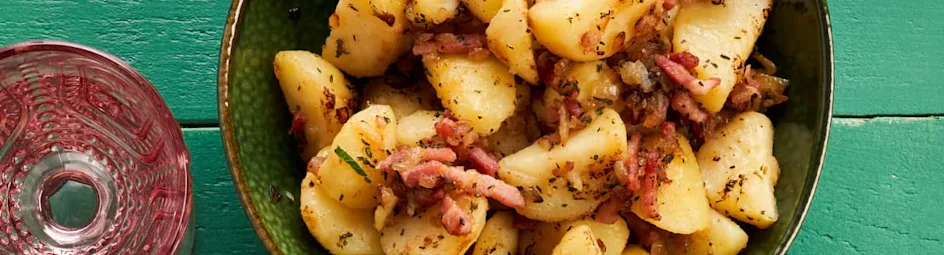 Gebakken aardappels met spekjes, ui en tijm