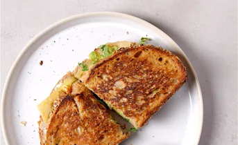 Pantosti met avocado, gedroogde tomaat en roomkaas