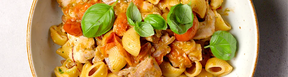 Pasta met kerstomaatjes en pesto