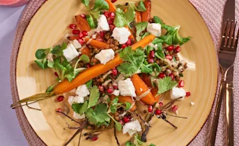 Salade van bospeen en linzen met tahini en fetakaas