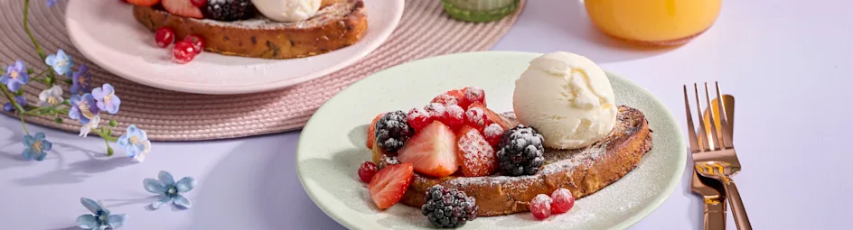 Wentelteefje van paasstol met roodfruit en vanille-ijs