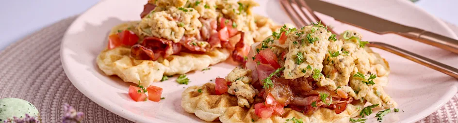 Hartige croffle met roerei en bacon