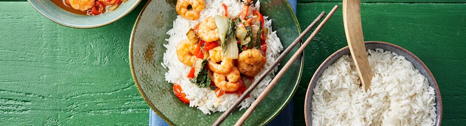 Roerbakschotel van wokgarnalen met puntpaprika en paksoi