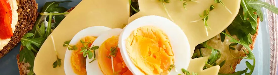 Desembrood met kaas en een gekookt eitje