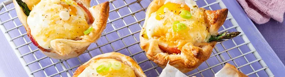 Eimuffins van bladerdeeg met kaas en spek