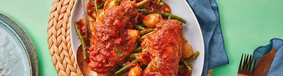 Stoofschotel van kippenbouten met sperziebonen en krieltjes