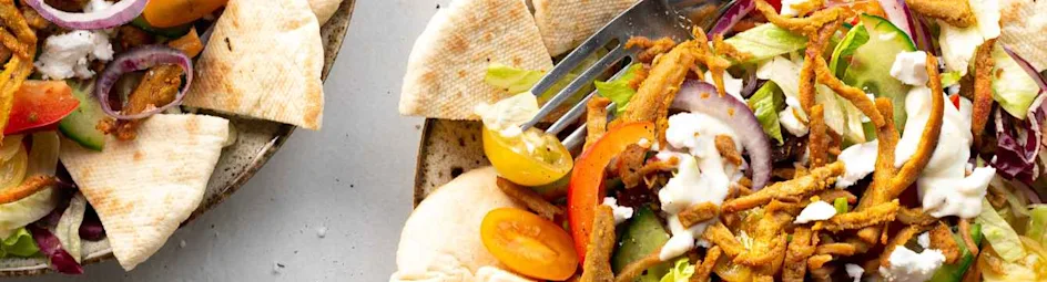 Vegan shoarma salade met plantaardige yoghurtdressing