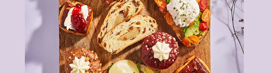 Brunchplank met broodjes en zoete hapjes