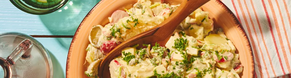 Vegan aardappelsalade met appels en radijsjes