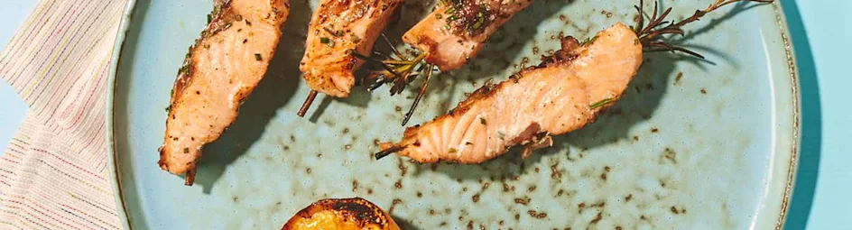 Zalmspiesjes met rozemarijn